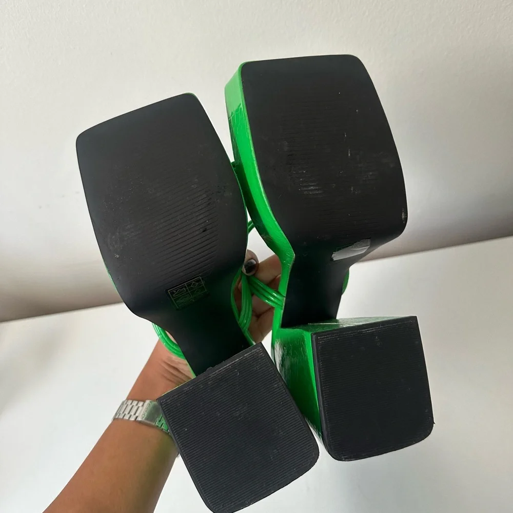 PrettyLittleThing Vibrant Green Block Heels - Picture 3 of 3